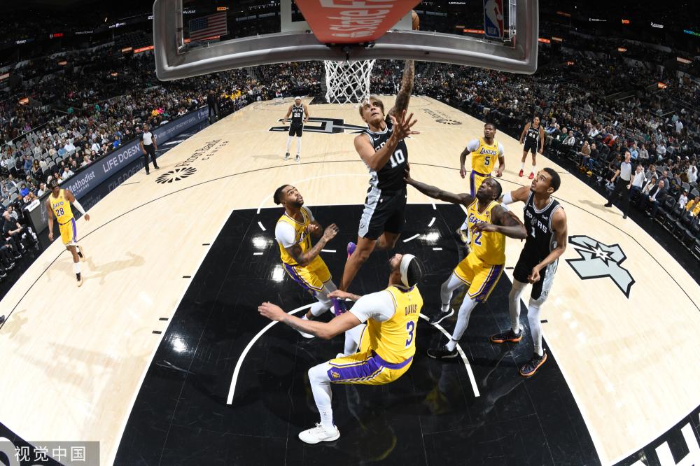 內馬爾站在 內馬爾站在